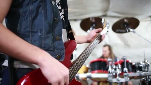 Рок-музыкант играет на басу — стоковое видео