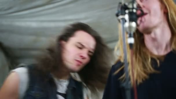 Rocková kapela hrající hard rock v ateliéru. — Stock video