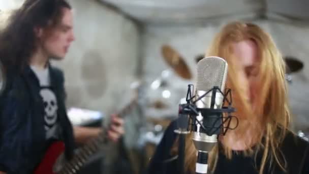 Rockband speelt hardrock in de studio. — Stockvideo