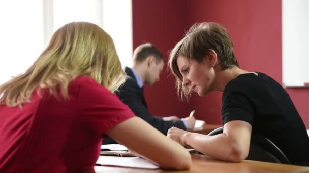 Seriöse Studenten sitzen für eine Prüfung — Stockvideo