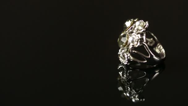 Anello con grande pietra — Video Stock