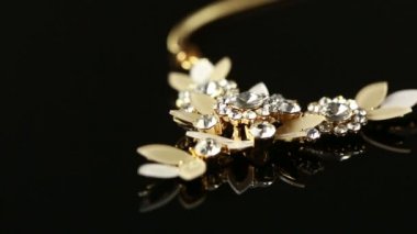 Siyah arkaplanda kolye