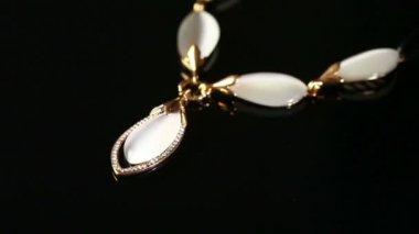 Siyah arkaplanda kolye