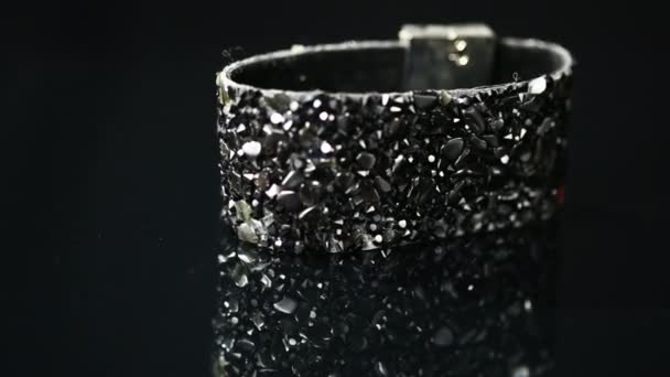 Armband met veel stenen op reflecterende achtergrond — Stockvideo