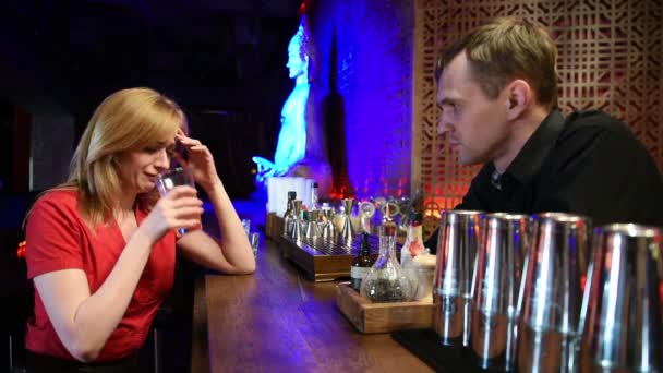 Verdrietig meisje huilen bij de bar. drinkt cocktails, nachttijd. meisje klaagt aan de barman — Stockvideo