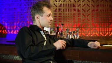 genç adam unutmak için içki içer. hikayeler anlatır