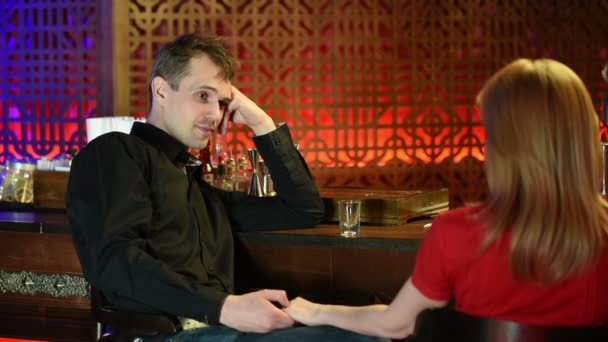 Pareja disfrutando de la bebida en el bar — Vídeos de Stock