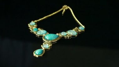 Siyah arkaplanda kolye