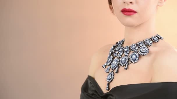 Collier sur le cou — Video