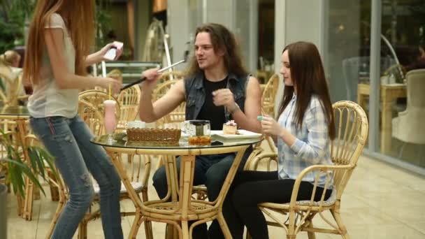 Vrouw nemen foto van haar vrienden in de coffeeshop. — Stockvideo