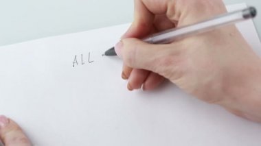 Kalem ve boş kağıt sayfalarının boşaltmak ile masaya tutan eller. O tüm istiyorum olduğunu yazıyor. para
