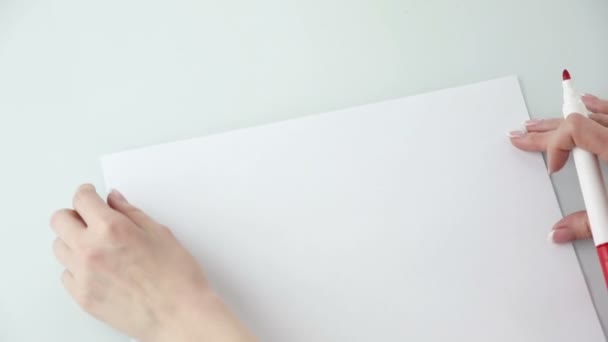 Mãos segurando caneta e folhas de papel em branco com copyspace na mesa . — Vídeo de Stock