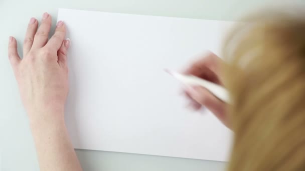 Escritura a mano Te amo en hoja blanca de papel . — Vídeos de Stock