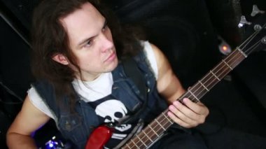 Rock müzisyen oynayan bas