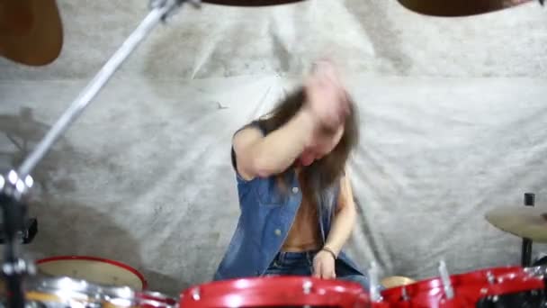 Музыкант играет на барабанах на сцене, рок-музыка — стоковое видео