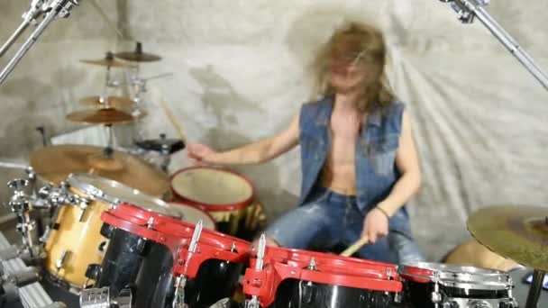 Musisi bermain drum di panggung, musik rock — Stok Video