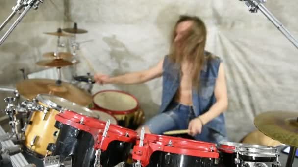 Musisi bermain drum di panggung, musik rock — Stok Video