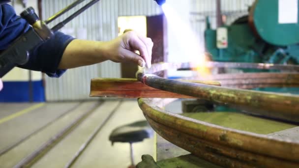 Trabajador con máscara protectora soldadura de metal — Vídeos de Stock