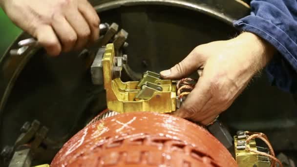 Mechaniker reparieren elektrischen Generator, Reparatur von Starter. Kfz-Mechaniker — Stockvideo