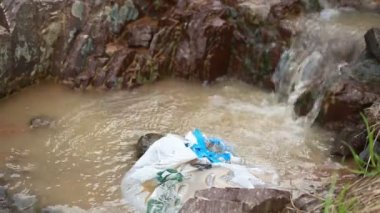 Kirliliği nehir. plastik torba