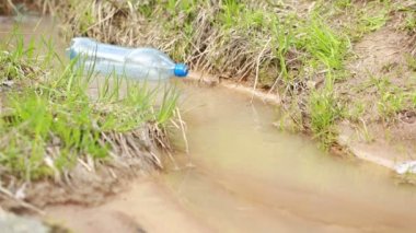 Atılan şişe nehirde yüzen