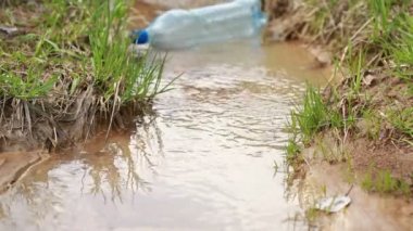 Atılan şişe nehirde yüzen