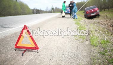 kırık araba yol üzerinde. kırmızı uyarı üçgeni