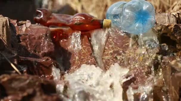 La bottiglia gettata galleggia nel fiume — Video Stock