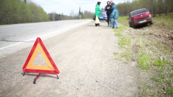 Rozbité auto na silnici. červený výstražný trojúhelník — Stock video
