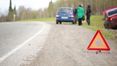 kırık araba yol üzerinde. kırmızı uyarı üçgeni