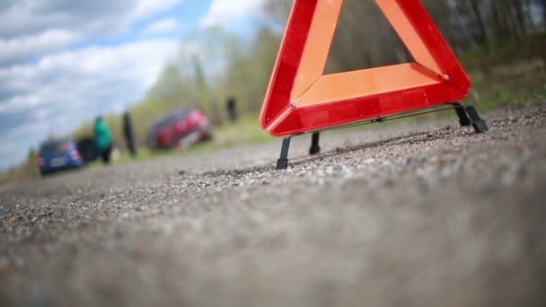 Coche roto en la carretera. triángulo rojo de advertencia — Vídeo de stock