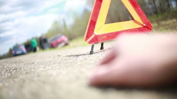 Coche roto en la carretera. triángulo rojo de advertencia — Vídeo de stock