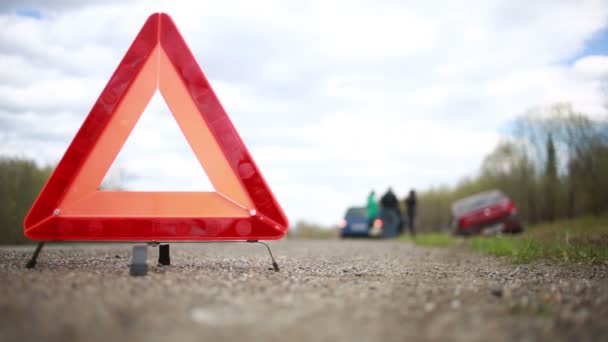 Coche roto en la carretera. triángulo rojo de advertencia — Vídeo de stock