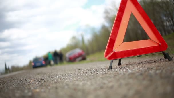 Rozbité auto na silnici. červený výstražný trojúhelník — Stock video