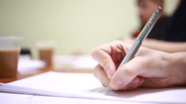 Geschäftsfrauen Hand mit Stift — Stockvideo