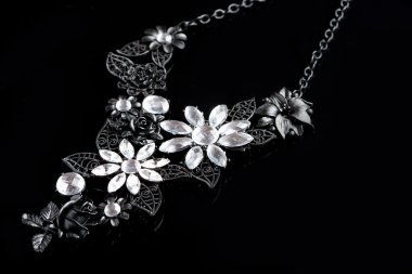 Kolye siyah bir arka plan üzerinde. taşlar.