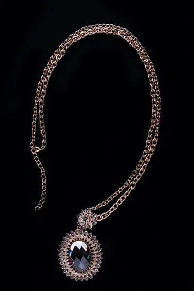 Gold necklace on a black background. gems. — Stock Photo, Image