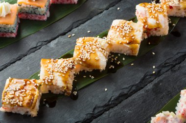 suşi kayrak bir kare plaka üzerinde kümesi.