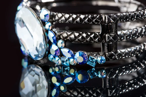 Bracelet avec des pierres bleues sur noir — Photo