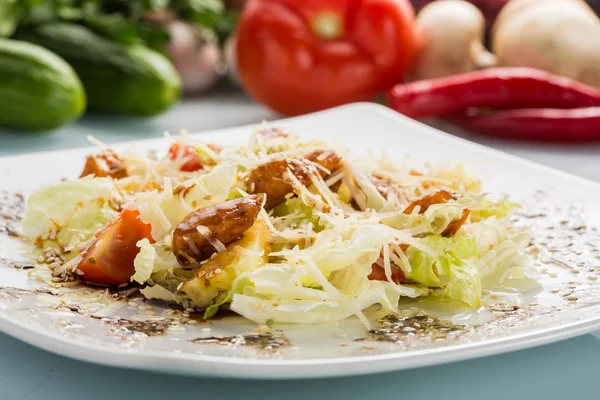 Salat mit Fleisch. gegrillte Rinderzunge — Stockfoto