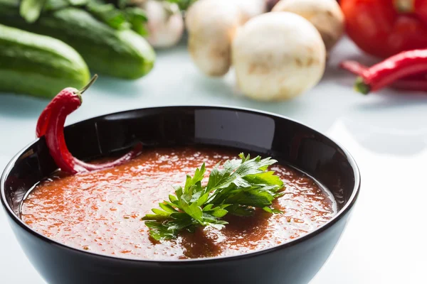 Zupa pomidorowa w czarnej płyty. — Zdjęcie stockowe