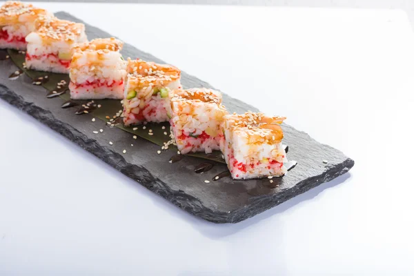 Sada sushi na břidlicové čtvercová deska. — Stock fotografie