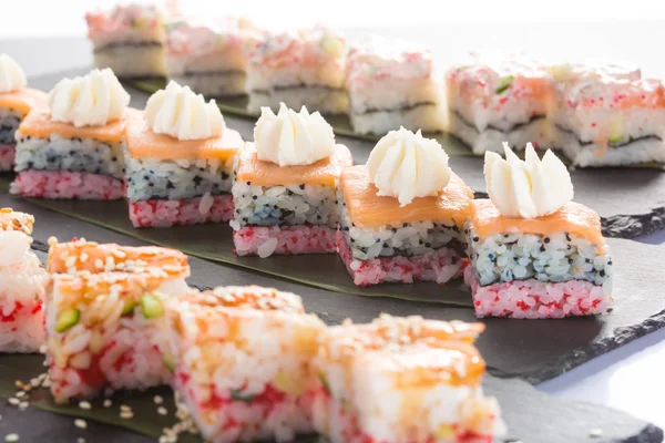 Set sushi op een leisteen vierkante plaat. — Stockfoto