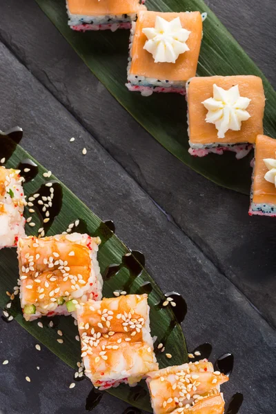 Jogo de sushi em uma chapa quadrada de ardósia. espaço para cópia — Fotografia de Stock