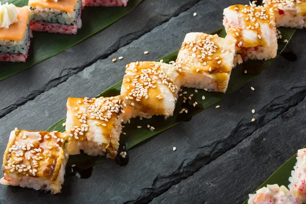 suşi kayrak bir kare plaka üzerinde kümesi.