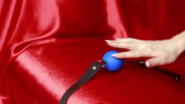 Fetiş bdsm gag kadın elinde. seks oyuncakları. Kırmızı yaprak