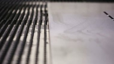 Damgalama ve Delme makineleri yüksek hassasiyetli Cnc sac metal. Fabrika