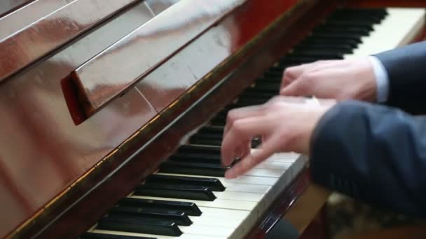 Spela piano. man spelar piano — Stockvideo