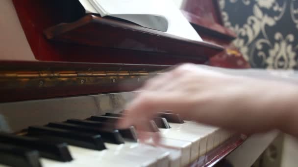 Τα χέρια του μια νεαρή γυναίκα που παίζει πιάνο — Αρχείο Βίντεο