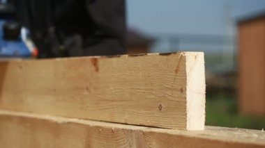 marangoz ahşap ev yapımı için kesmek